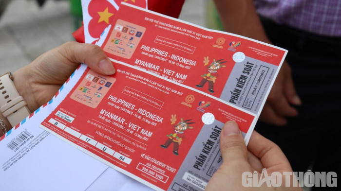 Loạn giá vé &quot;chợ đen&quot; trước trận đấu giữa U23 Việt Nam và U23 Myanmar - Ảnh 1.