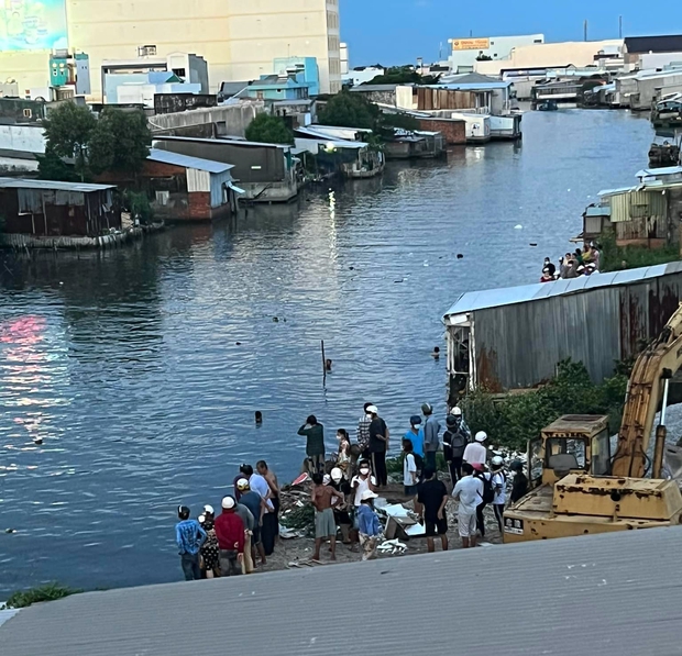 X&oacute;t xa b&eacute; trai 4 tuổi xuống s&ocirc;ng cứu em g&aacute;i 2 tuổi bất th&agrave;nh - Ảnh 1.