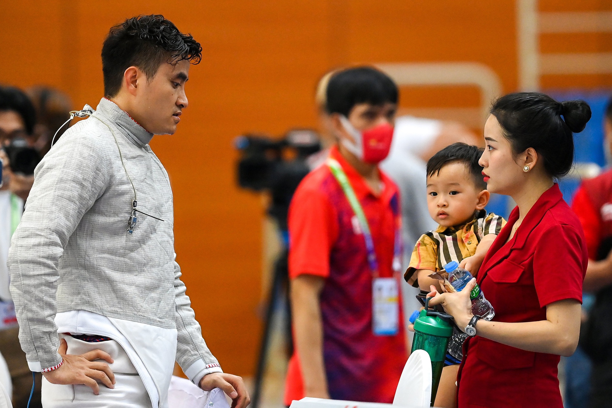 Vợ Vũ Thành An lặng lẽ khóc khi chồng giành HCV SEA Games - Ảnh 1.