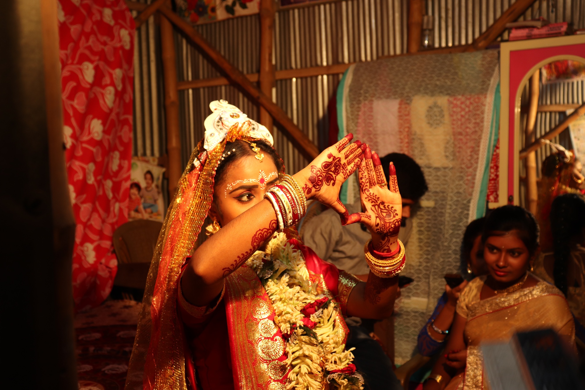 Hai chị em ở Ấn Độ lấy nhầm chú rể trong ngày cưới - Ảnh 1.