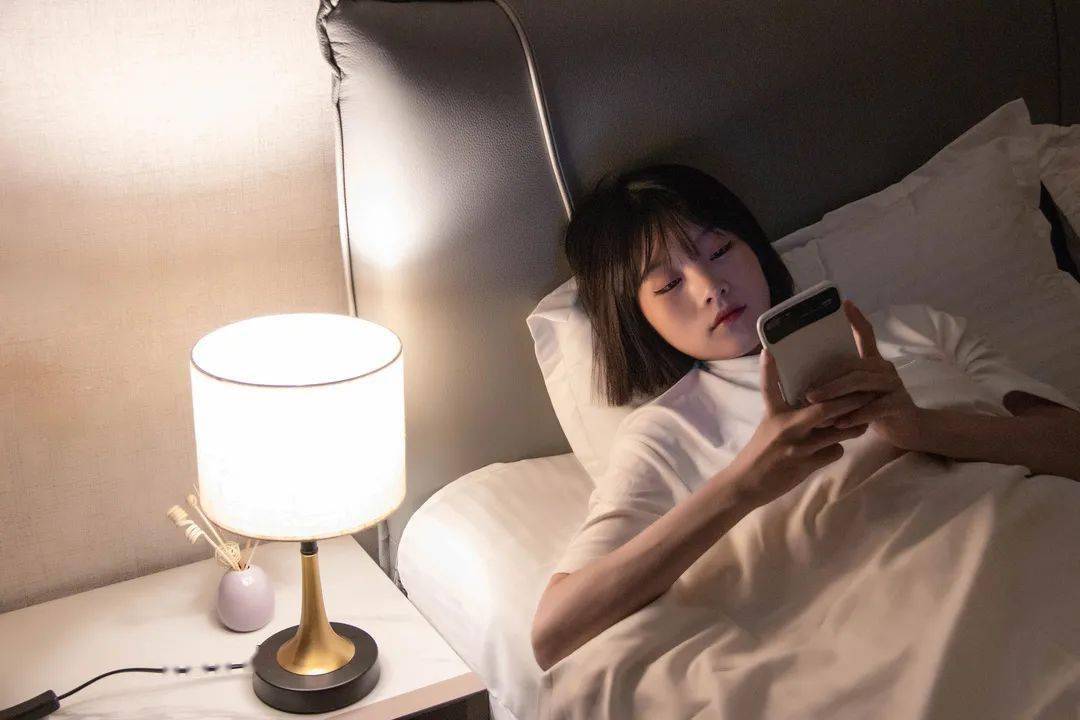2 việc thường xuyên làm trước khi đi ngủ có thể ảnh hưởng xấu đến khả năng miễn dịch nhưng nhiều người vẫn duy trì nó hàng ngày - Ảnh 2.