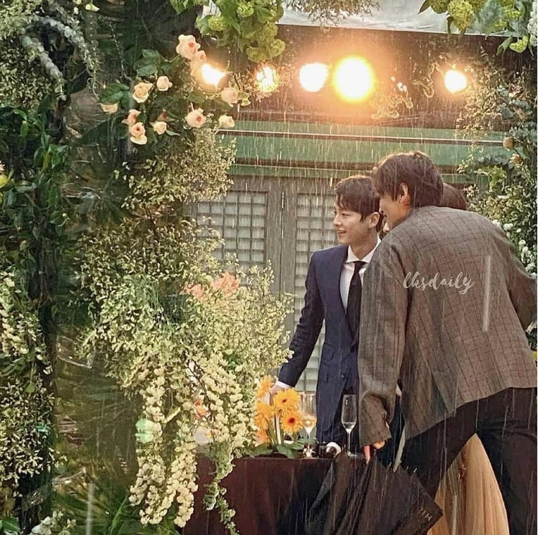 Dàn nam thần Kbiz khi đi đám cưới: Hyun Bin, Song Joong Ki trông thế nào mà chiếm luôn &quot;spotlight&quot; của nhân vật chính? - Ảnh 6.