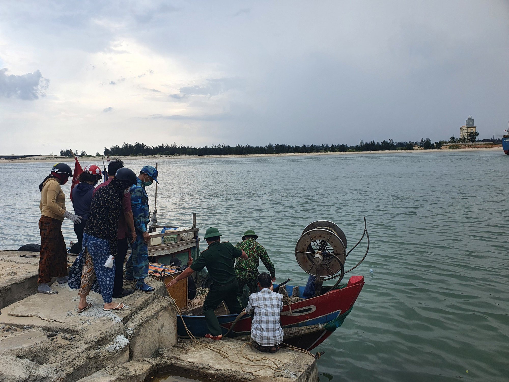 Bộ đội Biên phòng tỉnh Quảng Trị kịp thời ứng cứu ngư dân gặp nạn trên biển  - Ảnh 1.