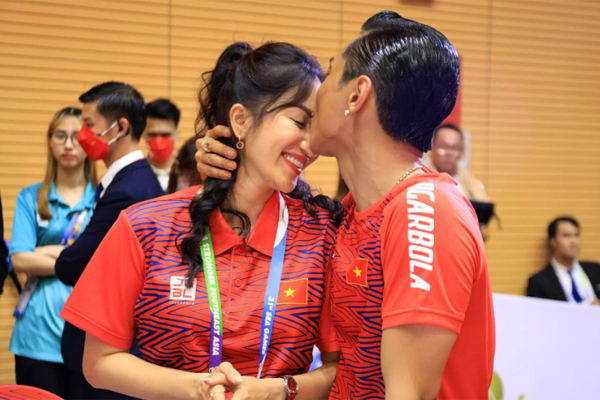 Chồng trẻ Phan Hiển giành 3 HCV ở Sea Games 31, Khánh Thi khóc nức nở - Ảnh 4.