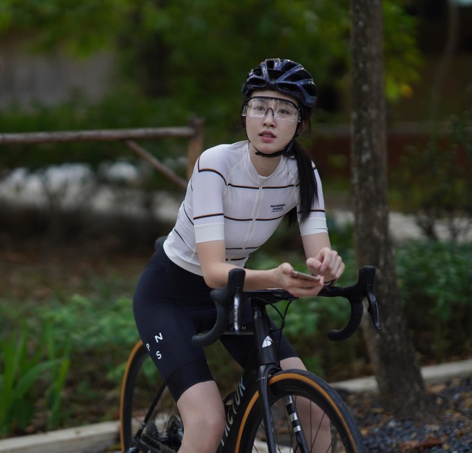 Mê đạp xe, mỹ nhân chuyển giới được khen đẹp mãi không phai - Ảnh 8.