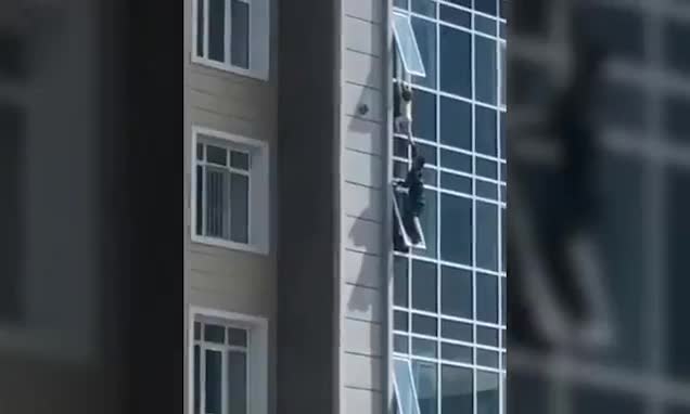 Người đàn ông giải cứu bé gái sắp rơi từ cửa sổ tầng 8 - Ảnh 1.
