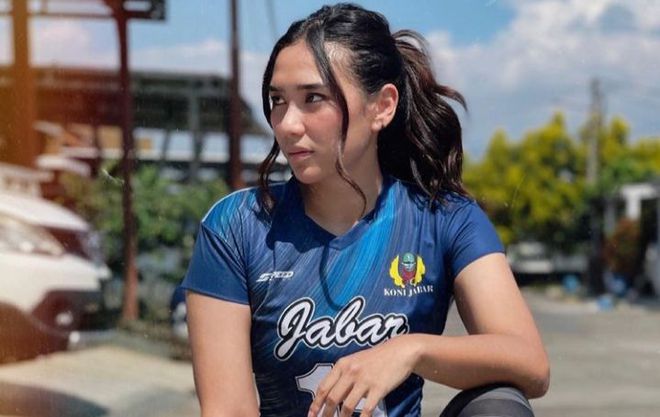 Thủ quân bóng chuyền nữ Indonesia tại SEA Games 31 gây thổn thức với diện mạo xinh đẹp, khiến vạn người ngẩn ngơ vì quá mạnh mẽ trên sân