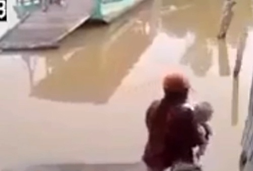 Camera ghi cảnh người mẹ quăng con nhỏ xuống sông - Ảnh 1.