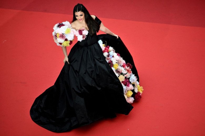 Hoa hậu đẹp nhất thế giới hóa nữ thần hoa trên thảm đỏ LHP Cannes - Ảnh 1.