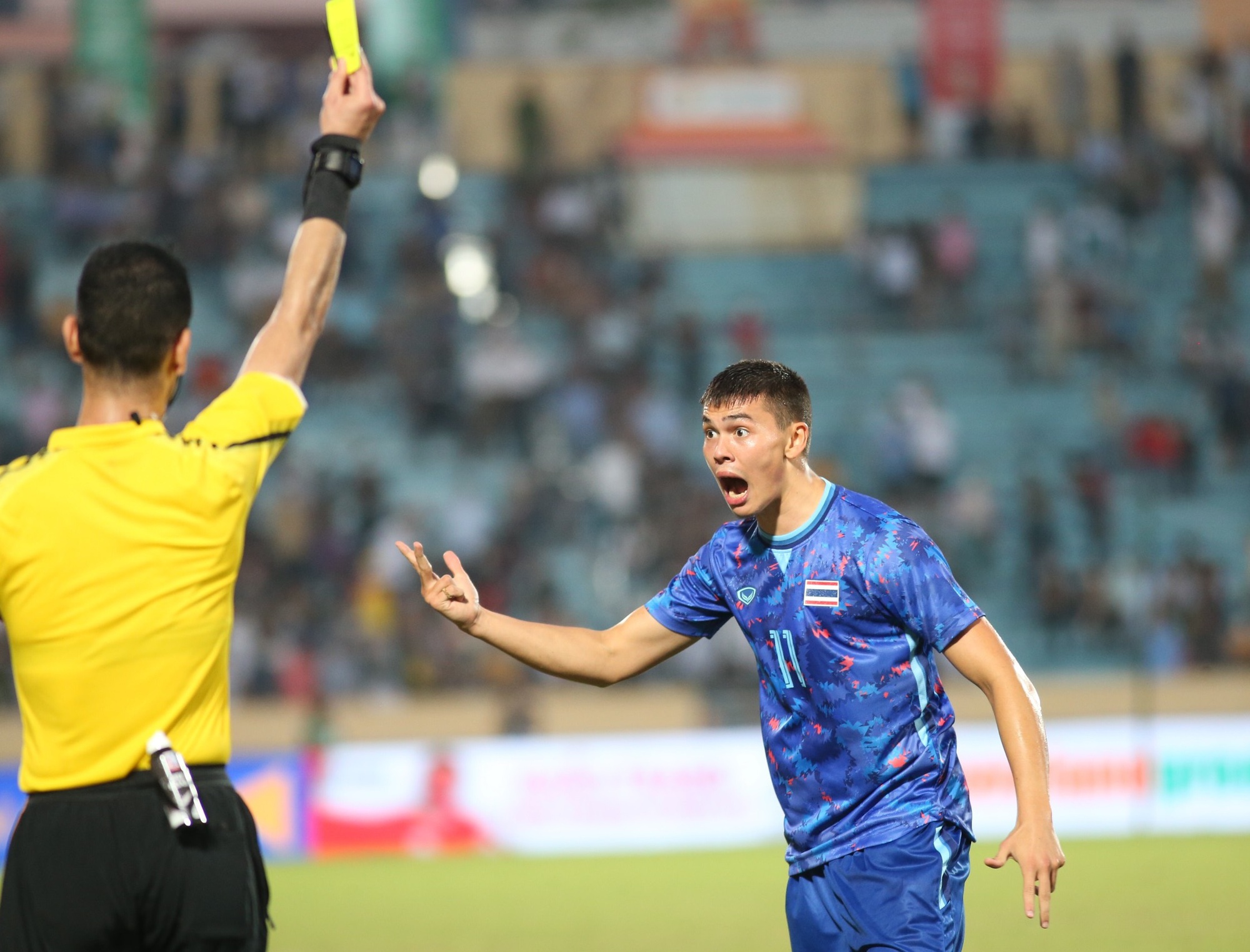 Bốn thẻ đỏ trong 3 phút ở trận U23 Thái Lan gặp Indonesia - Ảnh 1.