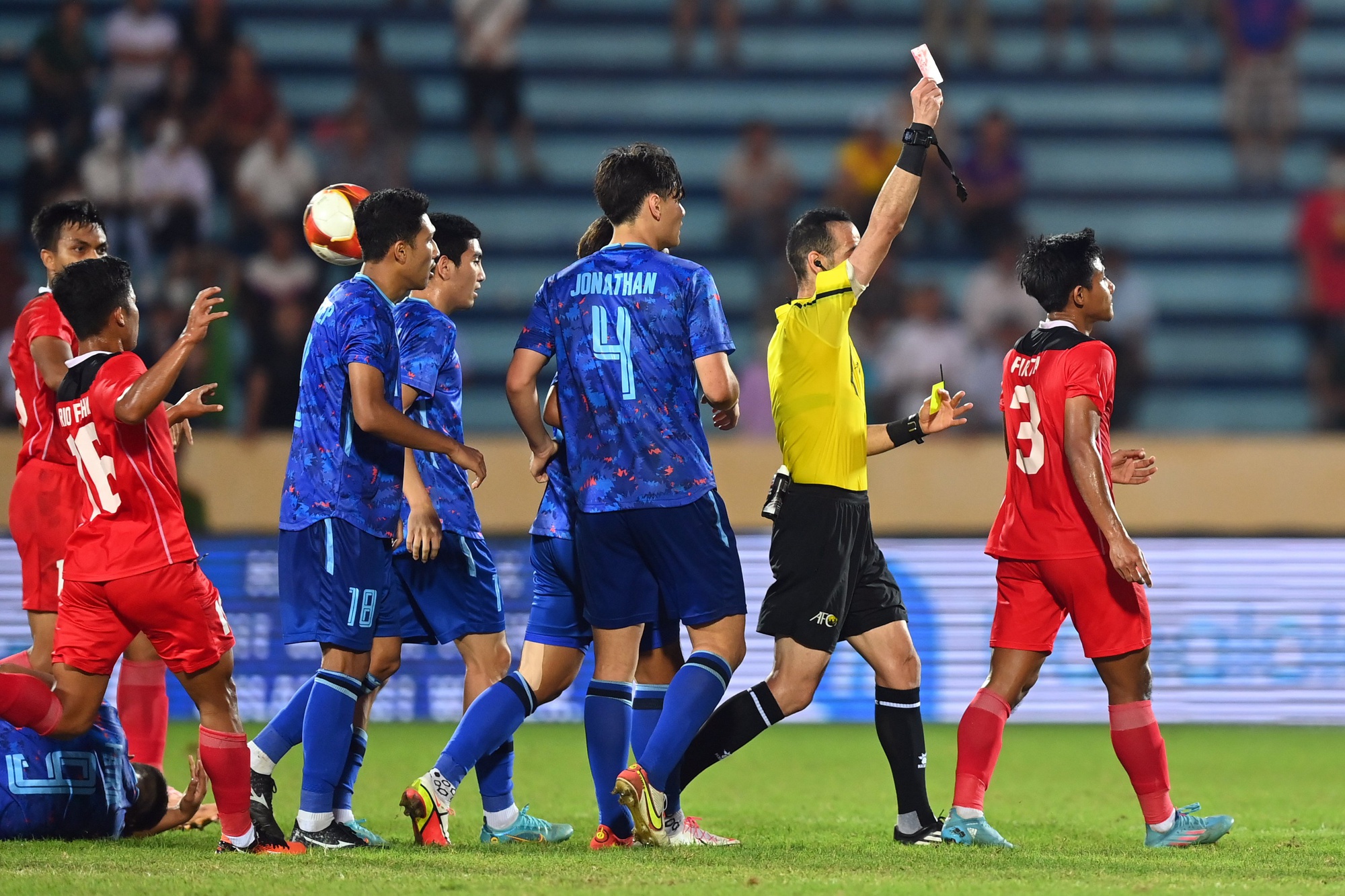 Bốn thẻ đỏ trong 3 phút ở trận U23 Thái Lan gặp Indonesia - Ảnh 4.