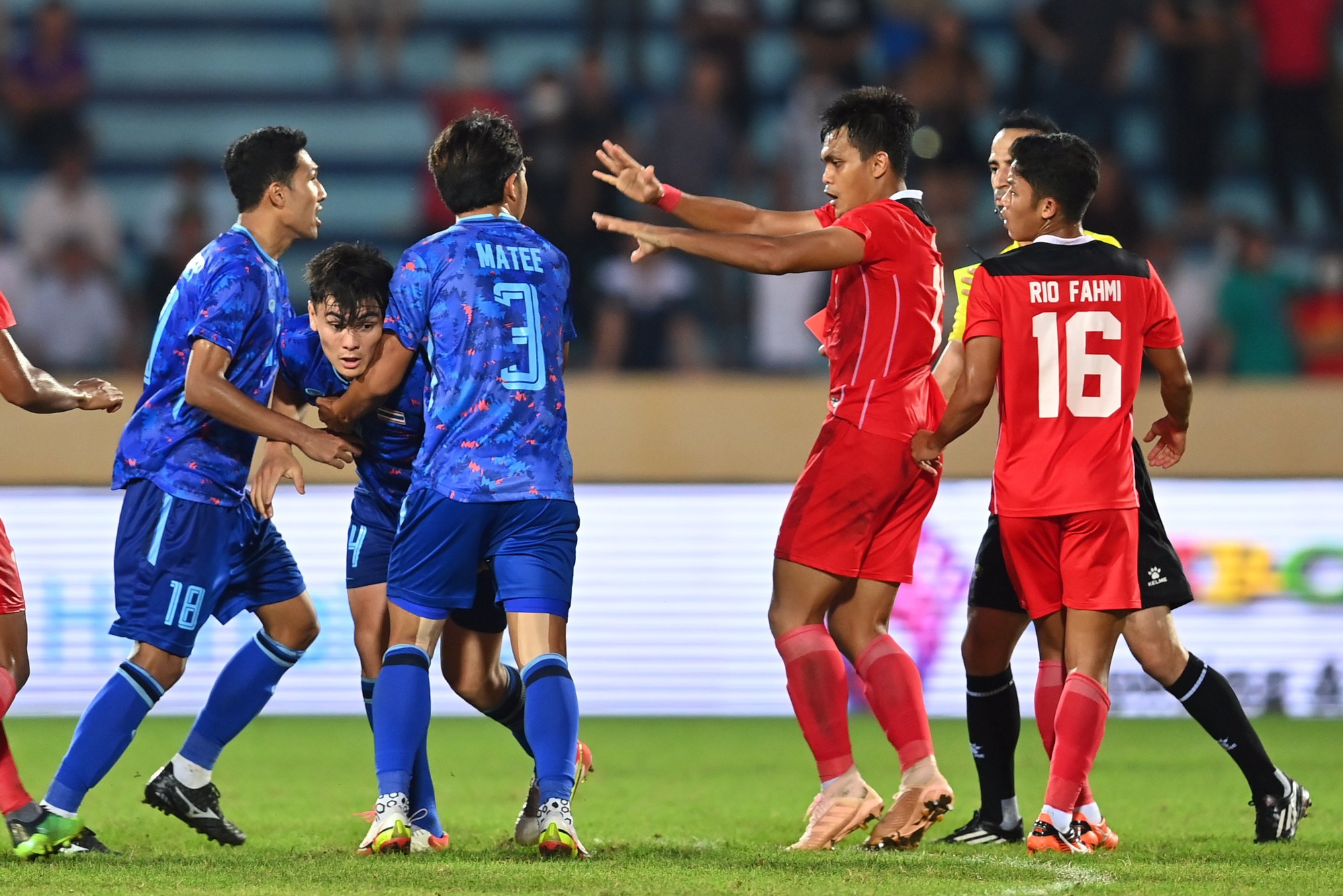 Bốn thẻ đỏ trong 3 phút ở trận U23 Thái Lan gặp Indonesia - Ảnh 5.