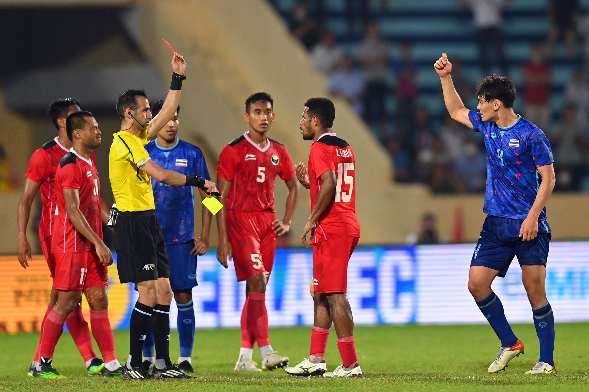 Bốn thẻ đỏ trong 3 phút ở trận U23 Thái Lan gặp Indonesia - Ảnh 6.