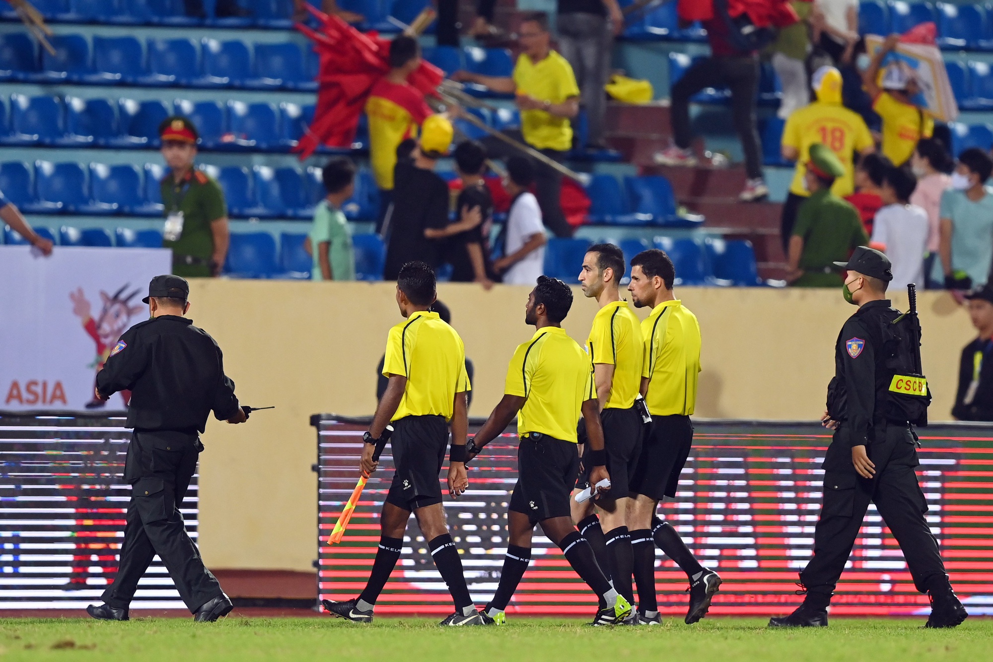 Bốn thẻ đỏ trong 3 phút ở trận U23 Thái Lan gặp Indonesia - Ảnh 8.