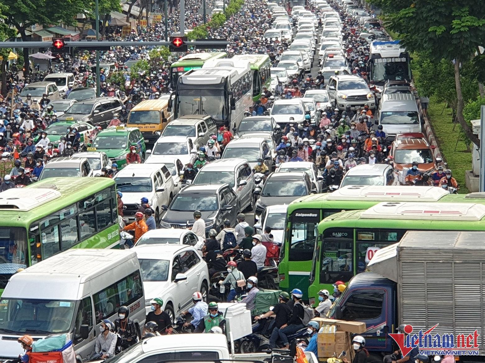 Ùn tắc kinh hoàng, nghìn xe nối dài kẹt cứng suốt 2 giờ ở TP.HCM - Ảnh 7. Ùn tắc kinh hoàng, nghìn xe nối dài kẹt cứng suốt 2 giờ ở TP.HCM - Ảnh 7.
