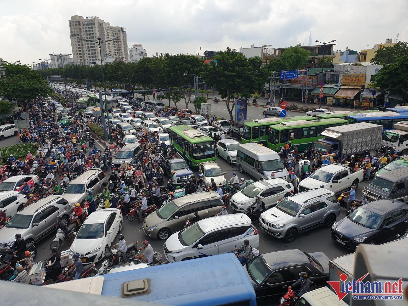 Ùn tắc kinh hoàng, nghìn xe nối dài kẹt cứng suốt 2 giờ ở TP.HCM - Ảnh 3. Ùn tắc kinh hoàng, nghìn xe nối dài kẹt cứng suốt 2 giờ ở TP.HCM - Ảnh 3.