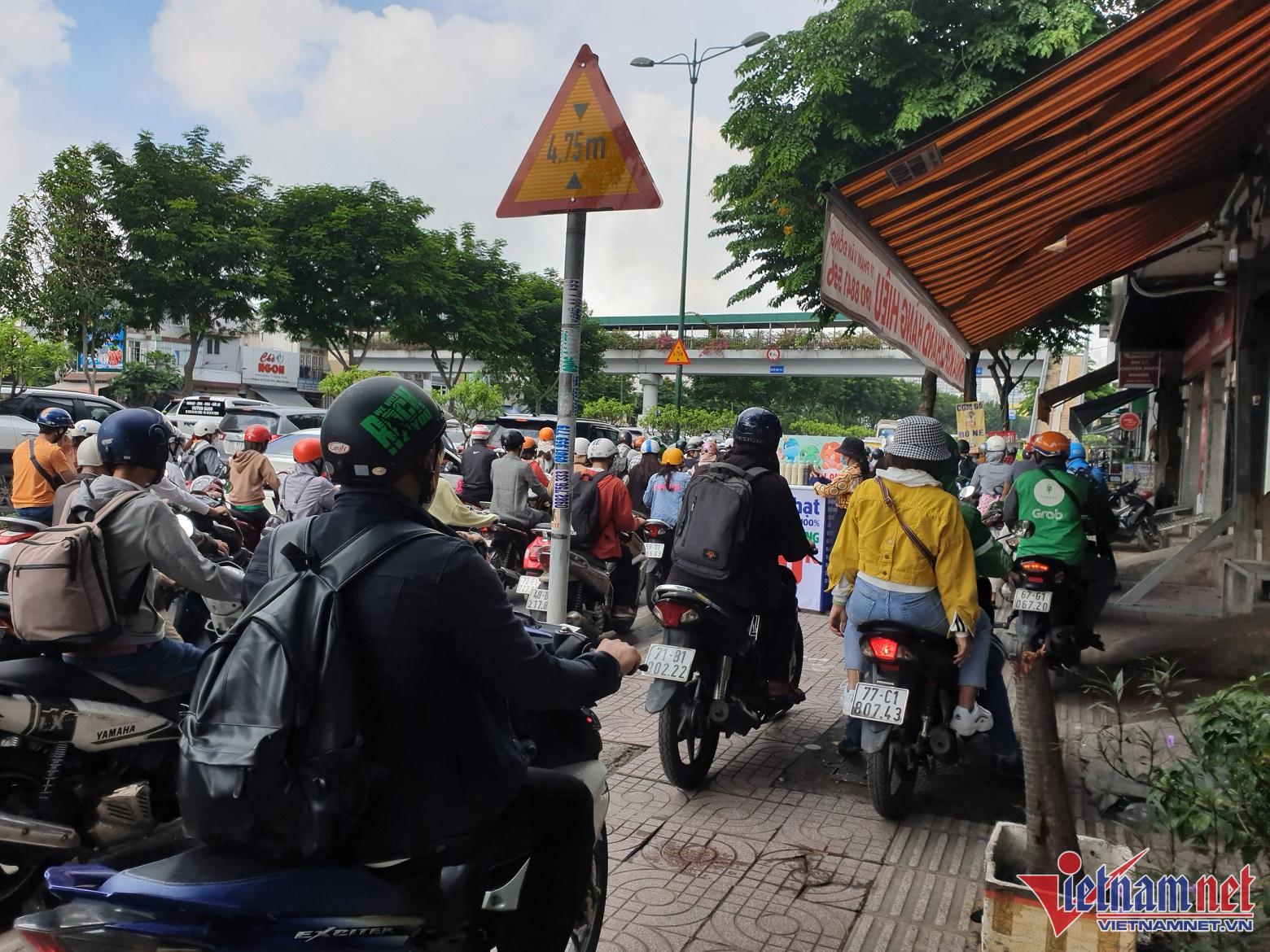 Ùn tắc kinh hoàng, nghìn xe nối dài kẹt cứng suốt 2 giờ ở TP.HCM - Ảnh 12. Ùn tắc kinh hoàng, nghìn xe nối dài kẹt cứng suốt 2 giờ ở TP.HCM - Ảnh 12.