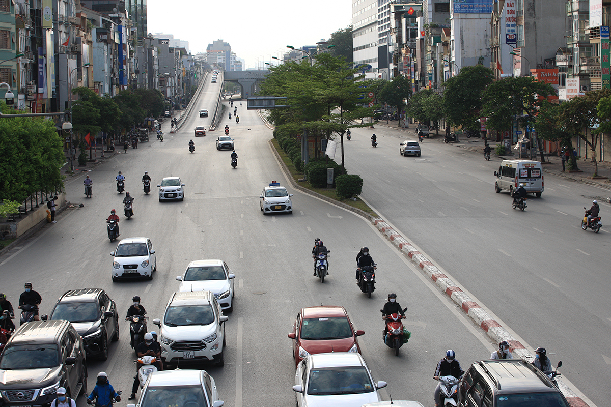 Hình ảnh đường phố Hà Nội vô cùng khác lạ trong ngày thứ 2 đầu tuần