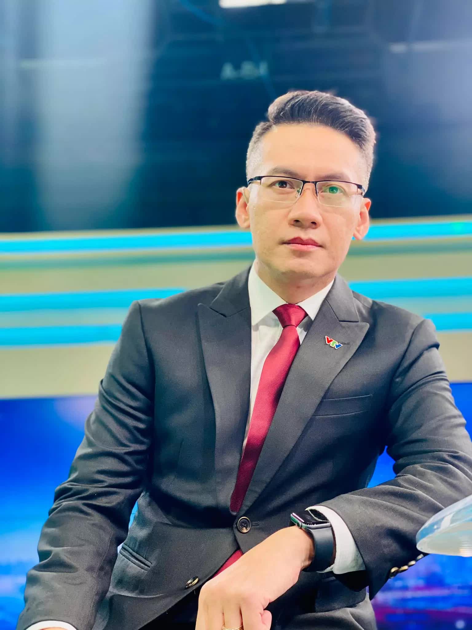 Vẻ điển trai lịch l&atilde;m của BTV Tuấn Dương Thời sự 19h - Ảnh 6.