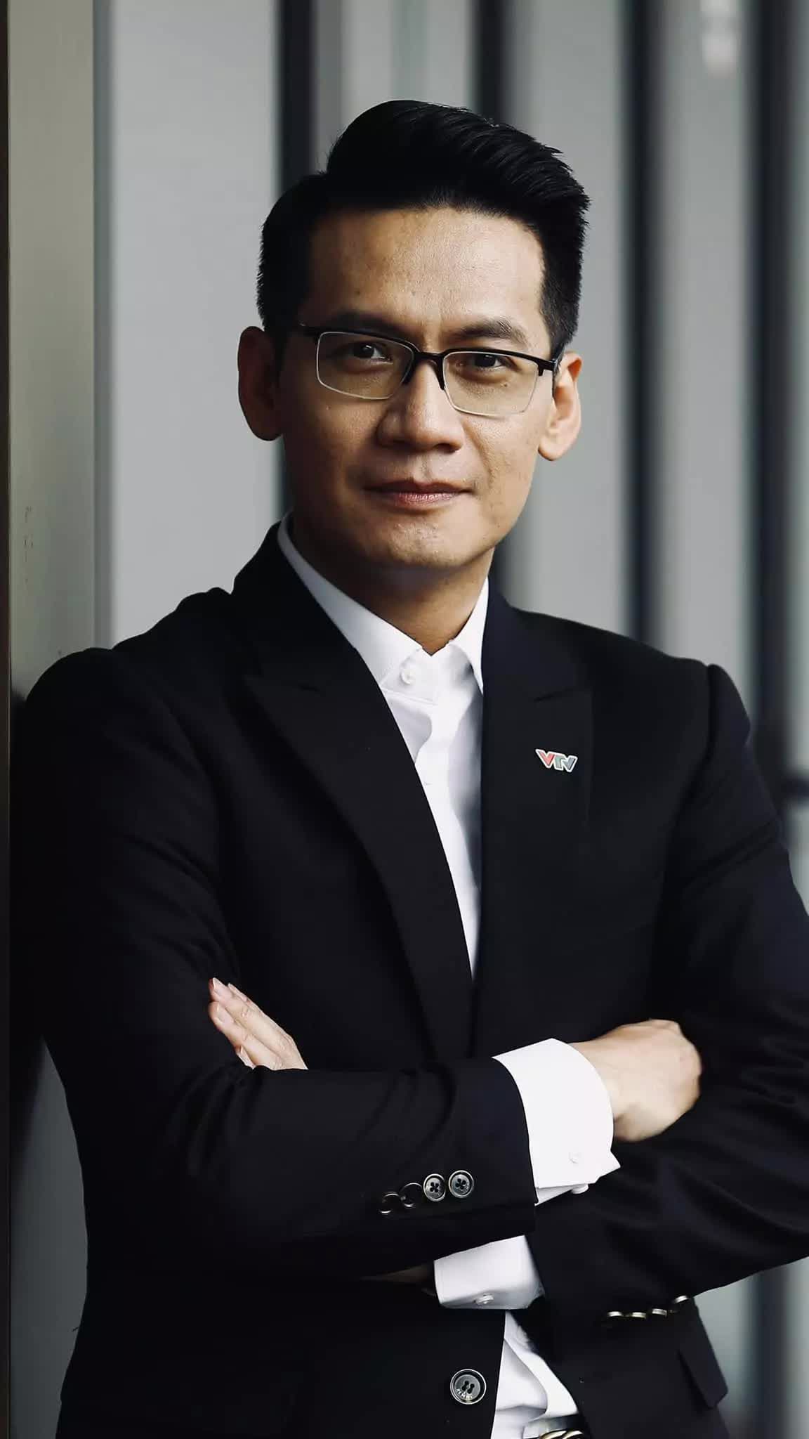 Vẻ điển trai lịch l&atilde;m của BTV Tuấn Dương Thời sự 19h - Ảnh 8.