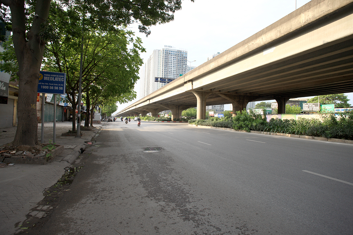 Hình ảnh đường phố Hà Nội vô cùng khác lạ trong ngày thứ 2 đầu tuần - Ảnh 6.