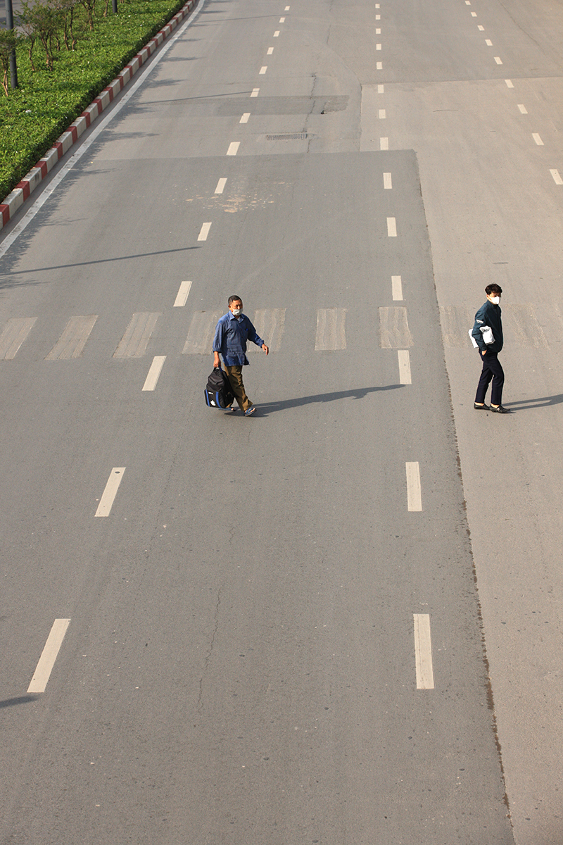 Hình ảnh đường phố Hà Nội vô cùng khác lạ trong ngày thứ 2 đầu tuần - Ảnh 13.