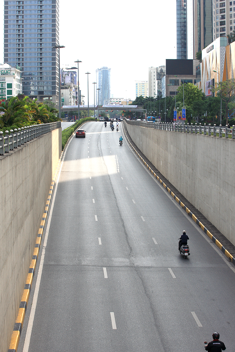 Hình ảnh đường phố Hà Nội vô cùng khác lạ trong ngày thứ 2 đầu tuần - Ảnh 11.