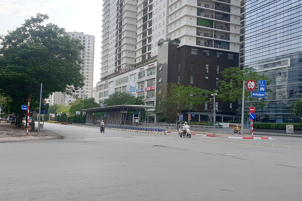 Hình ảnh đường phố Hà Nội vô cùng khác lạ trong ngày thứ 2 đầu tuần - Ảnh 1.
