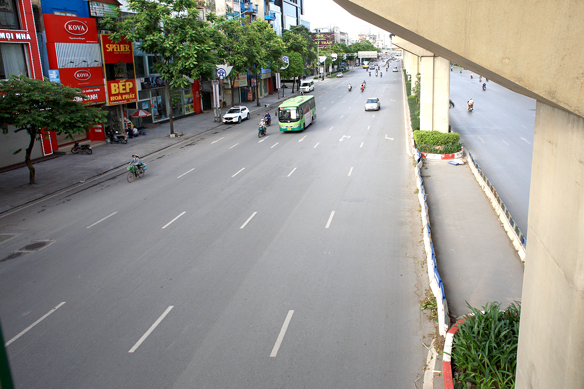 Hình ảnh đường phố Hà Nội vô cùng khác lạ trong ngày thứ 2 đầu tuần - Ảnh 2.