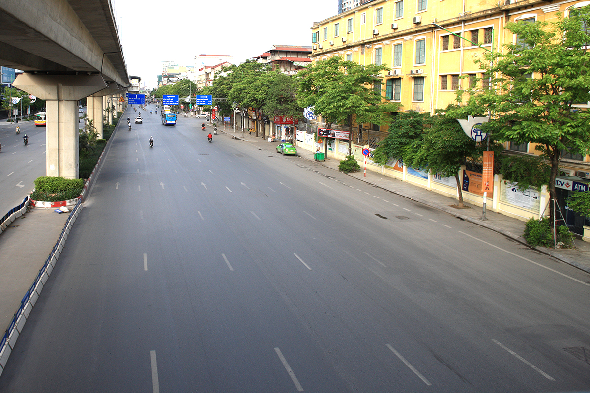 Hình ảnh đường phố Hà Nội vô cùng khác lạ trong ngày thứ 2 đầu tuần - Ảnh 3.