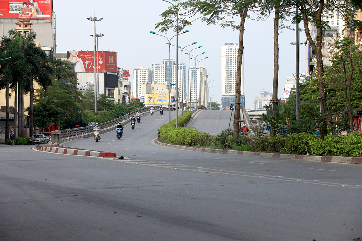 Hình ảnh đường phố Hà Nội vô cùng khác lạ trong ngày thứ 2 đầu tuần - Ảnh 4.