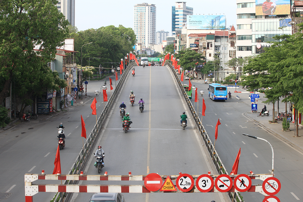 Hình ảnh đường phố Hà Nội vô cùng khác lạ trong ngày thứ 2 đầu tuần - Ảnh 7.