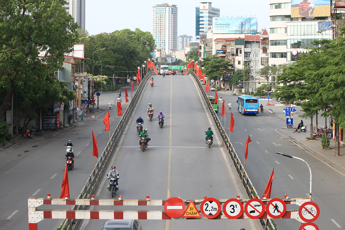 Hình Ảnh Đường Phố Hà Nội Vô Cùng Khác Lạ Trong Ngày Thứ 2 Đầu Tuần