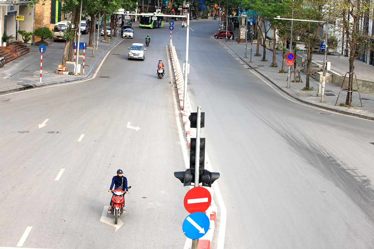 Hình ảnh đường phố Hà Nội vô cùng khác lạ trong ngày thứ 2 đầu tuần - Ảnh 9.