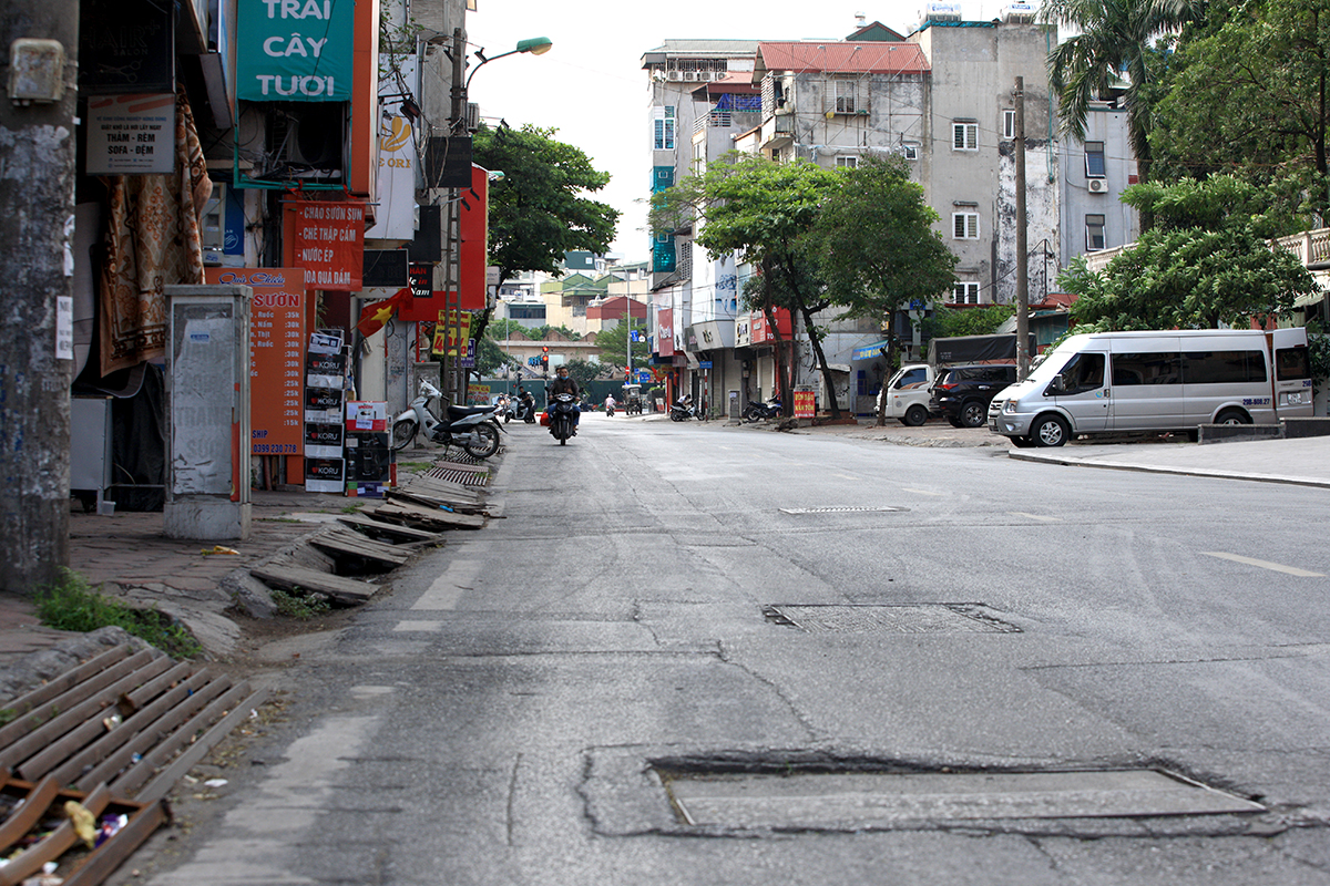Hình ảnh đường phố Hà Nội vô cùng khác lạ trong ngày thứ 2 đầu tuần - Ảnh 8.
