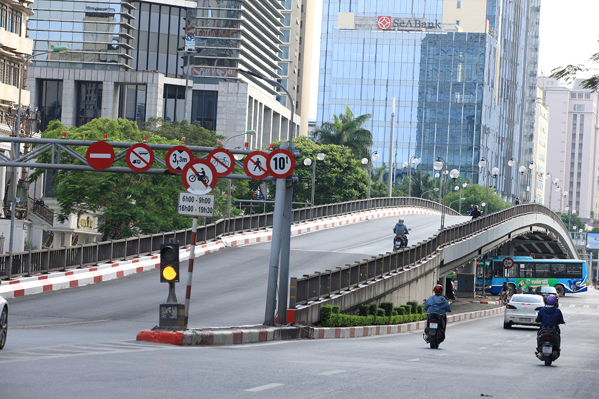 Hình ảnh đường phố Hà Nội vô cùng khác lạ trong ngày thứ 2 đầu tuần - Ảnh 10.
