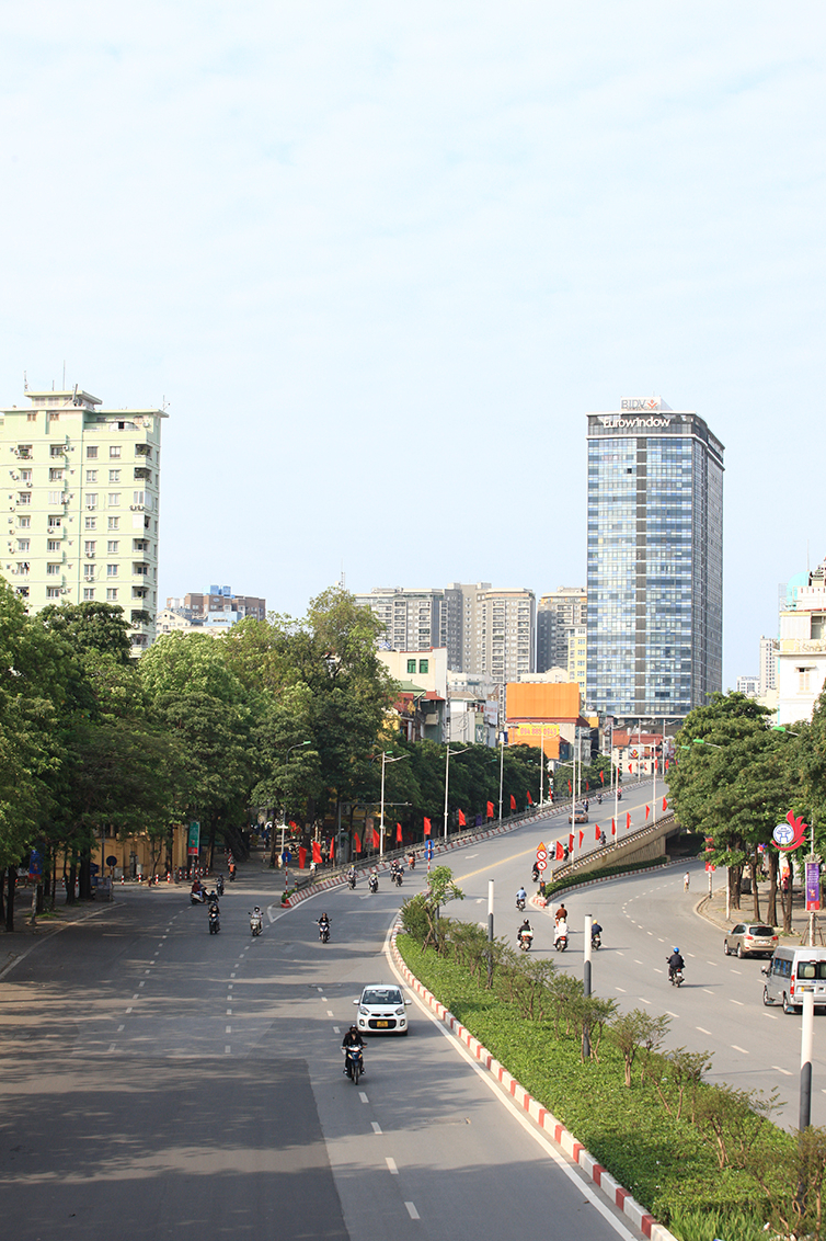 Hình ảnh đường phố Hà Nội vô cùng khác lạ trong ngày thứ 2 đầu tuần - Ảnh 12.