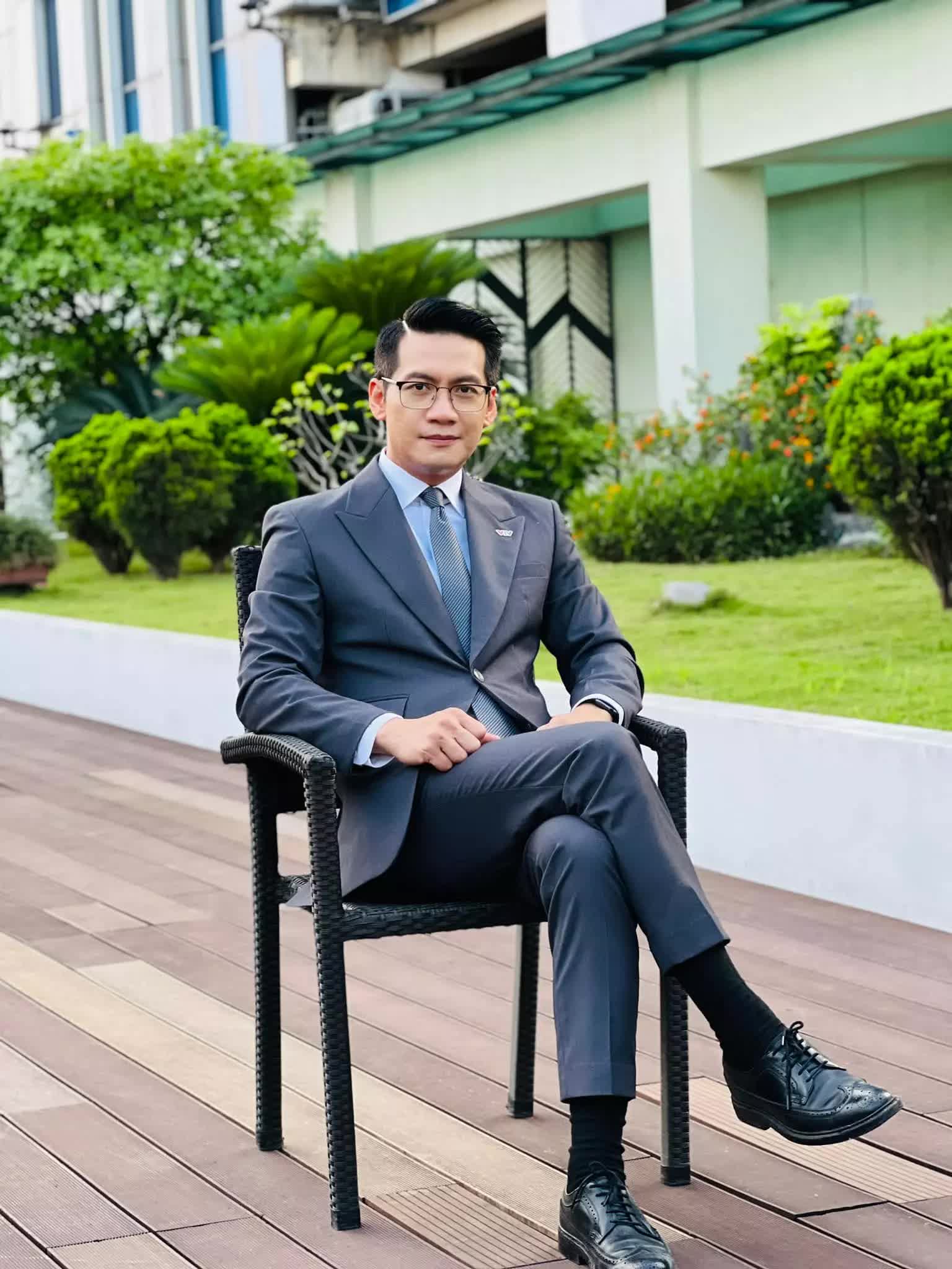 Vẻ điển trai lịch l&atilde;m của BTV Tuấn Dương Thời sự 19h - Ảnh 3.