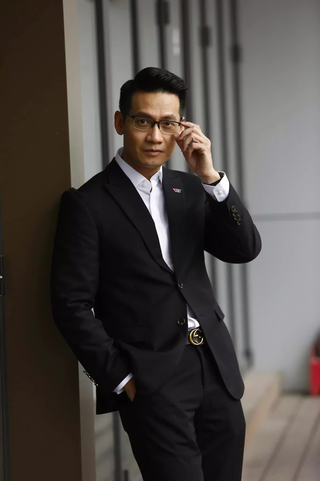 Vẻ điển trai lịch l&atilde;m của BTV Tuấn Dương Thời sự 19h - Ảnh 7.