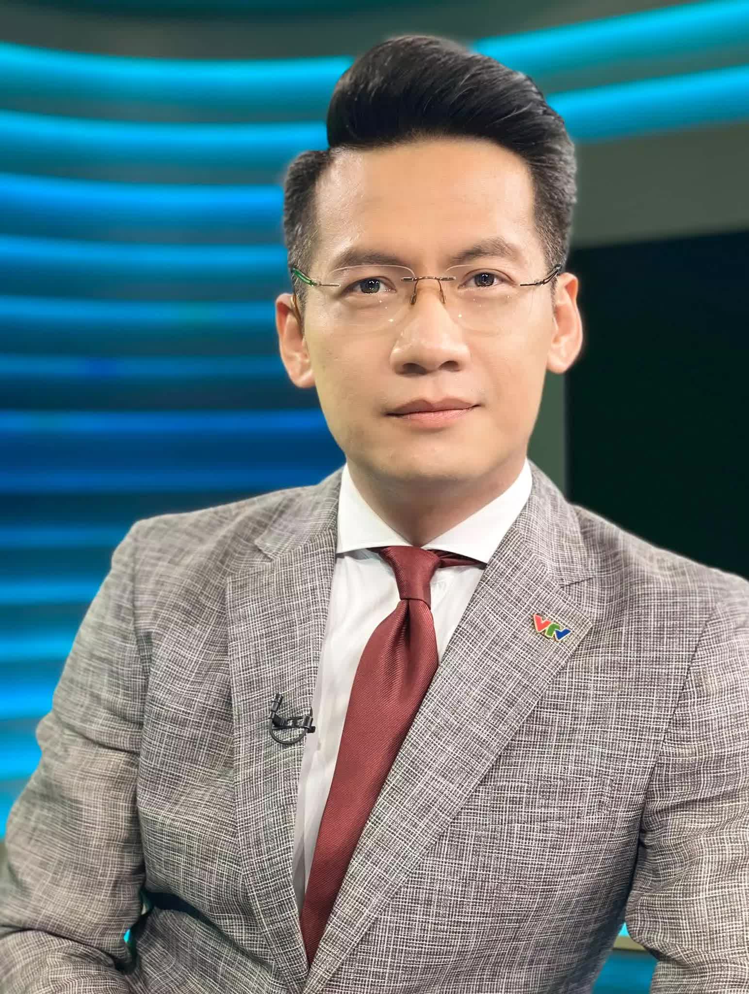 Vẻ điển trai lịch l&atilde;m của BTV Tuấn Dương Thời sự 19h - Ảnh 10.