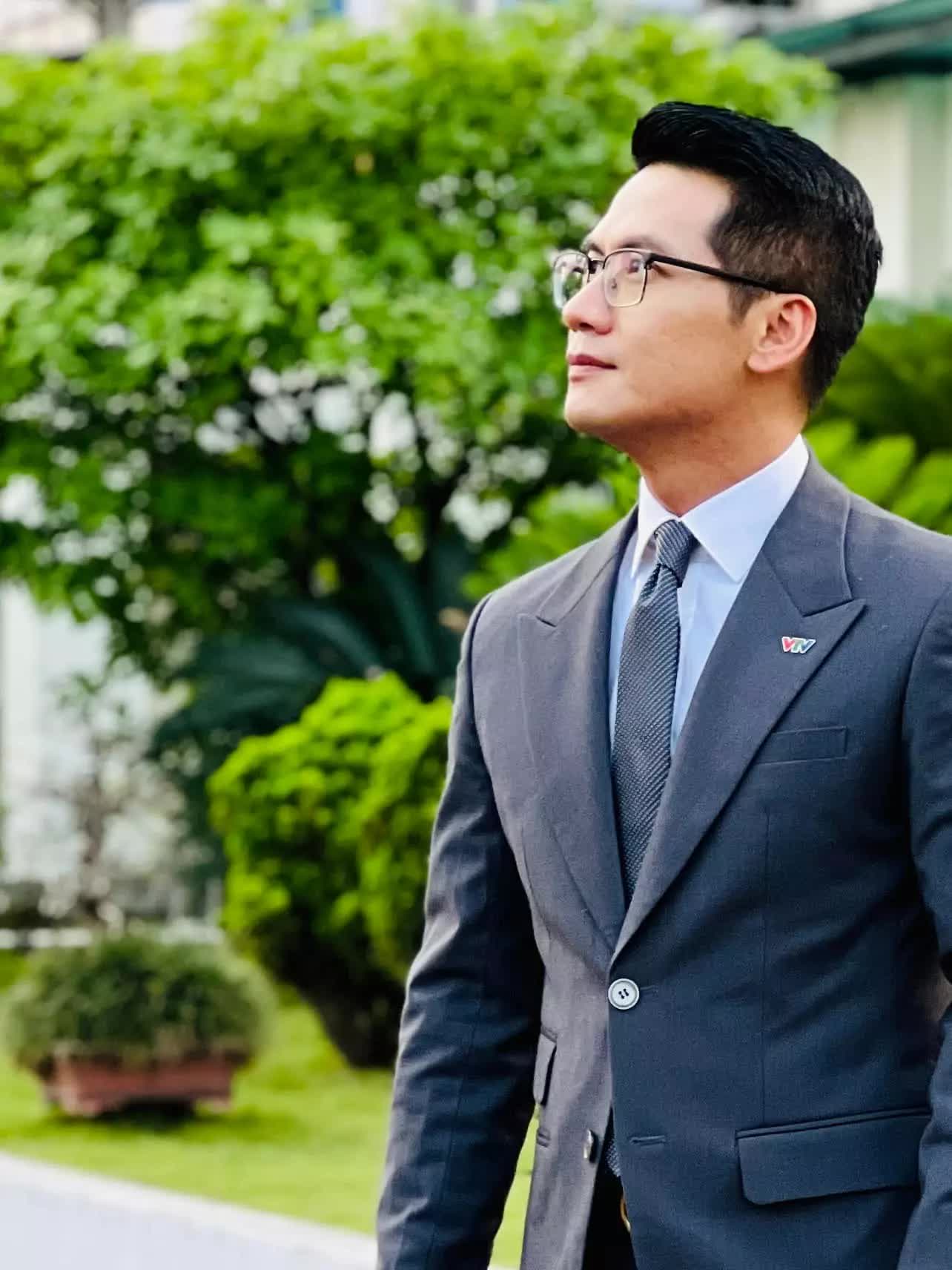 Vẻ điển trai lịch l&atilde;m của BTV Tuấn Dương Thời sự 19h - Ảnh 4.