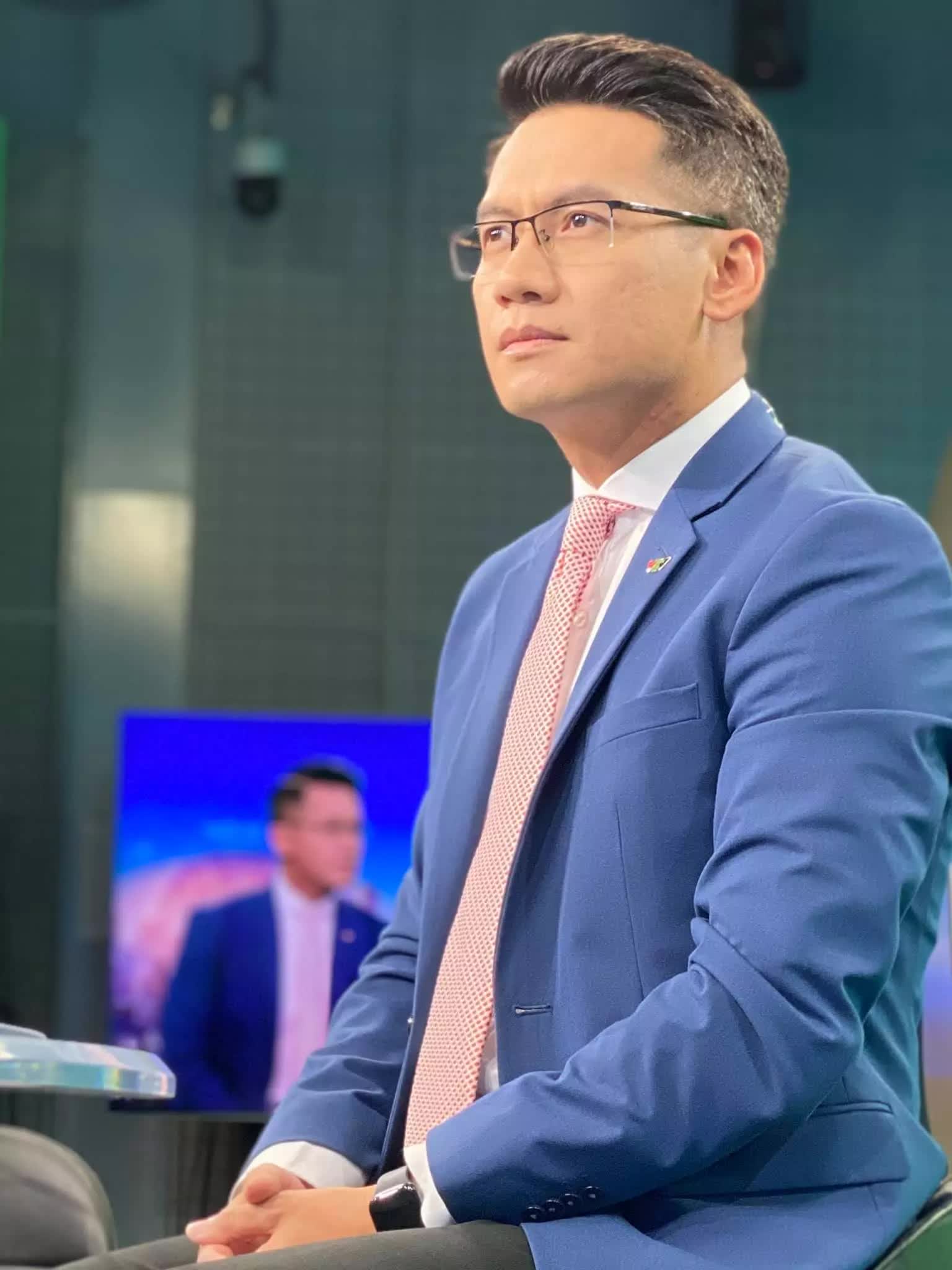 Vẻ điển trai lịch l&atilde;m của BTV Tuấn Dương Thời sự 19h - Ảnh 5.