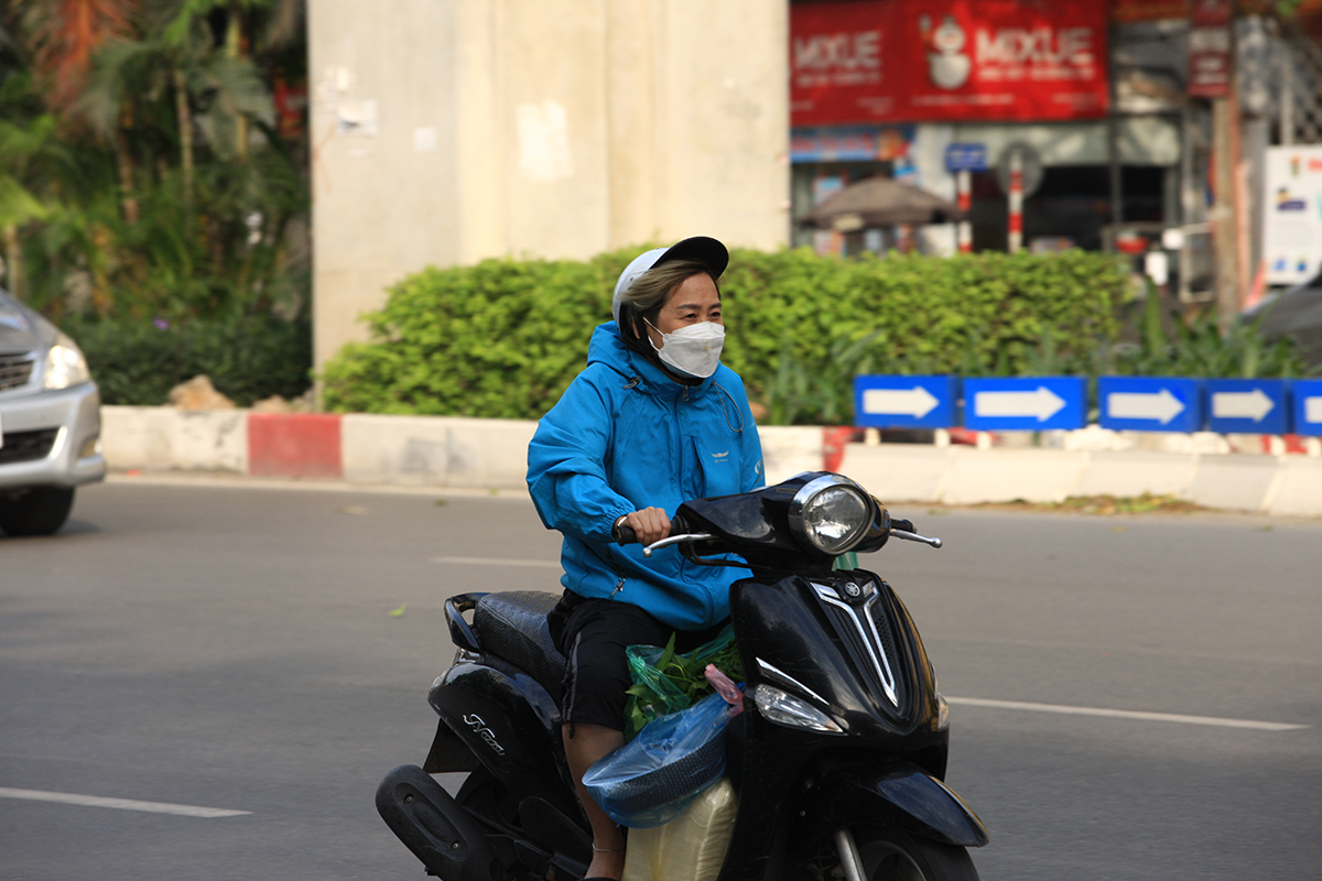 Trạng thái thời tiết kỳ lạ, người Hà Nội hưởng không khí mùa thu trong những ngày đầu mùa hạ - Ảnh 2.