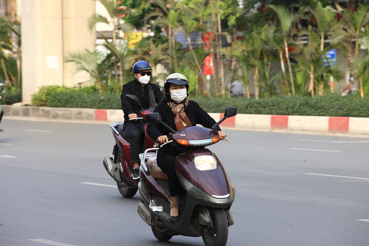 Trạng thái thời tiết kỳ lạ, người Hà Nội hưởng không khí mùa thu trong những ngày đầu mùa hạ - Ảnh 12.