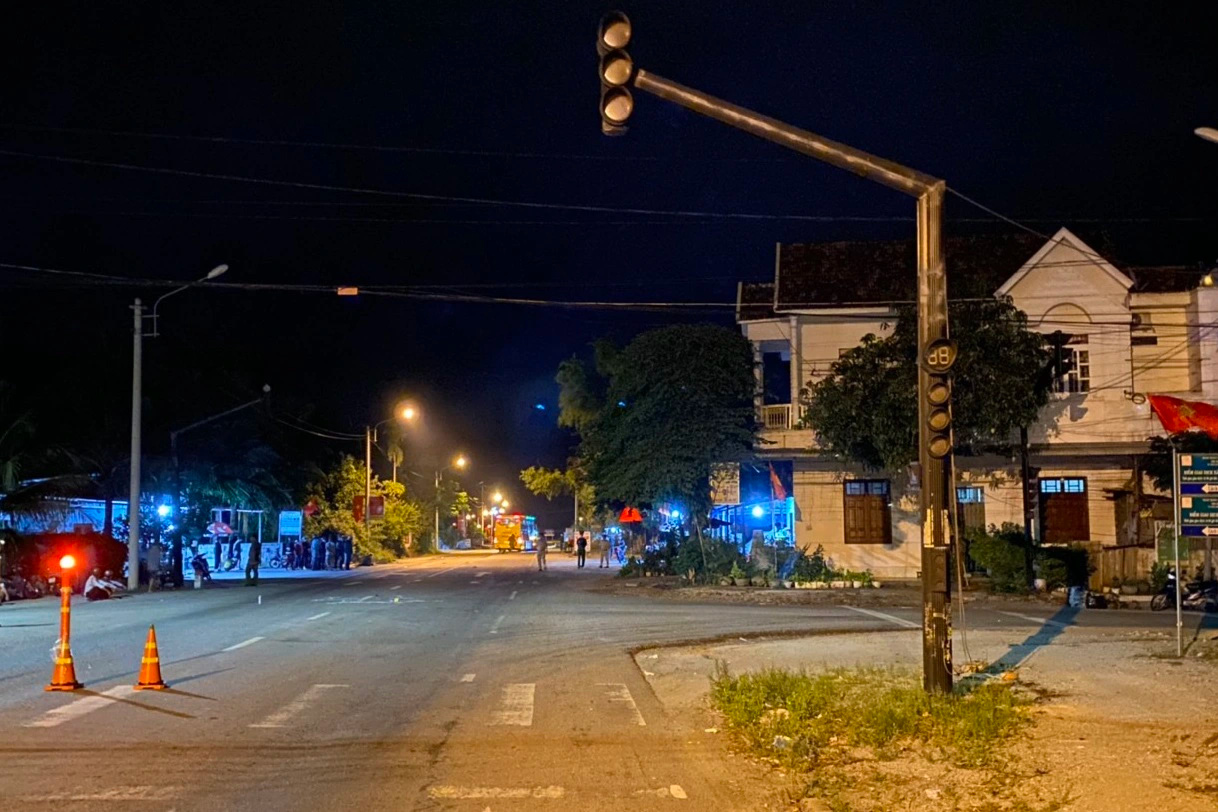 3 thanh niên có hơi men đi chung xe máy, tử nạn khi lao qua ngã tư - Ảnh 2. 3 thanh niên có hơi men đi chung xe máy, tử nạn khi lao qua ngã tư - Ảnh 2.