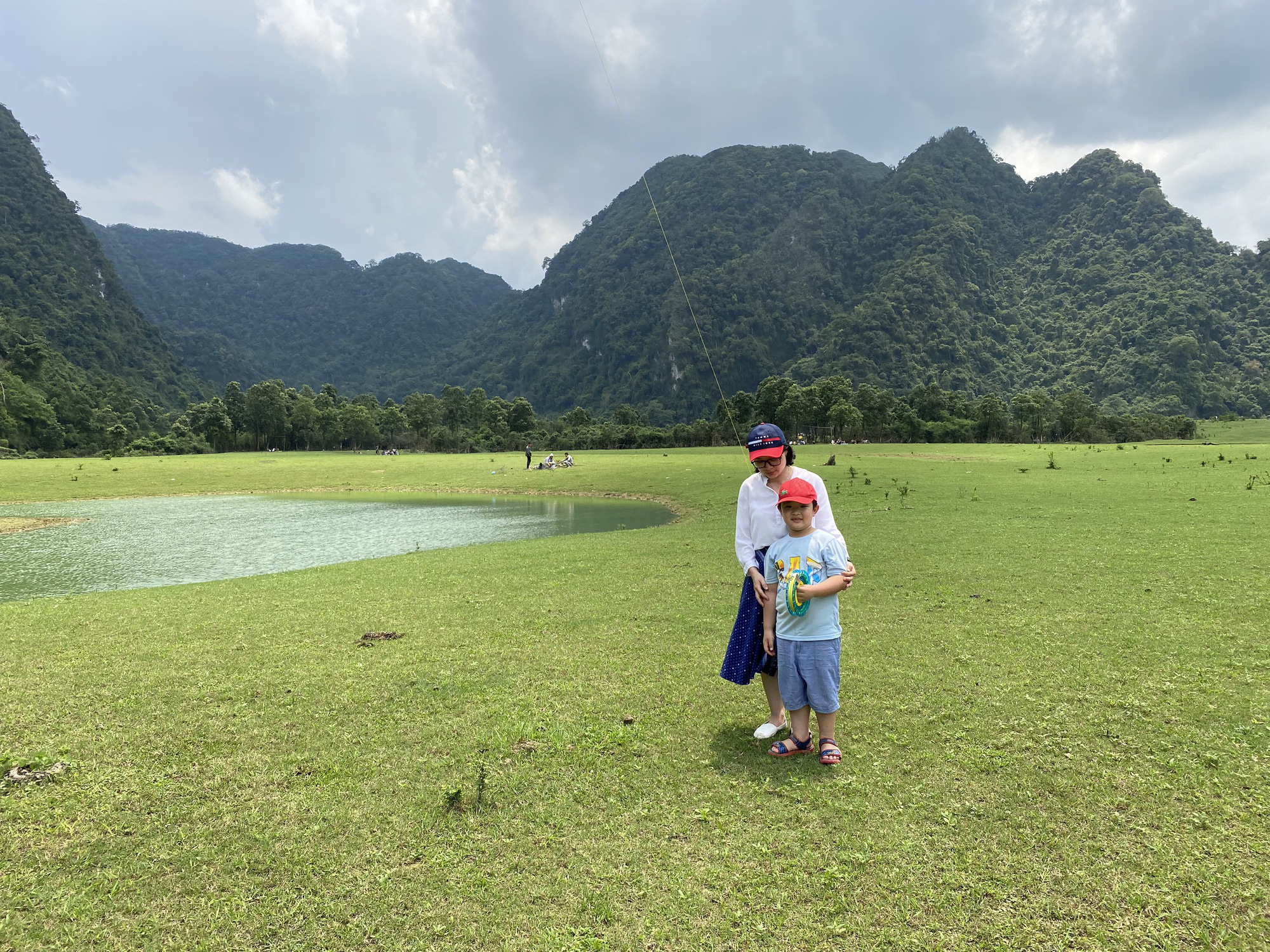 Không muốn con chơi điện thoại xuyên lễ, bố đưa cả nhà đi cắm trại - Ảnh 2. Không muốn con chơi điện thoại xuyên lễ, bố đưa cả nhà đi cắm trại - Ảnh 2.