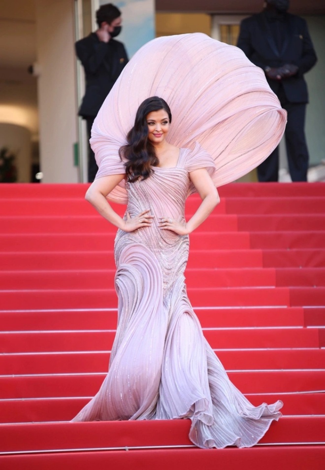 Xuất hiện tại Cannes, Hoa hậu đẹp nhất mọi thời đại hóa thần Vệ nữ nhưng lại gây thất vọng - Ảnh 6.