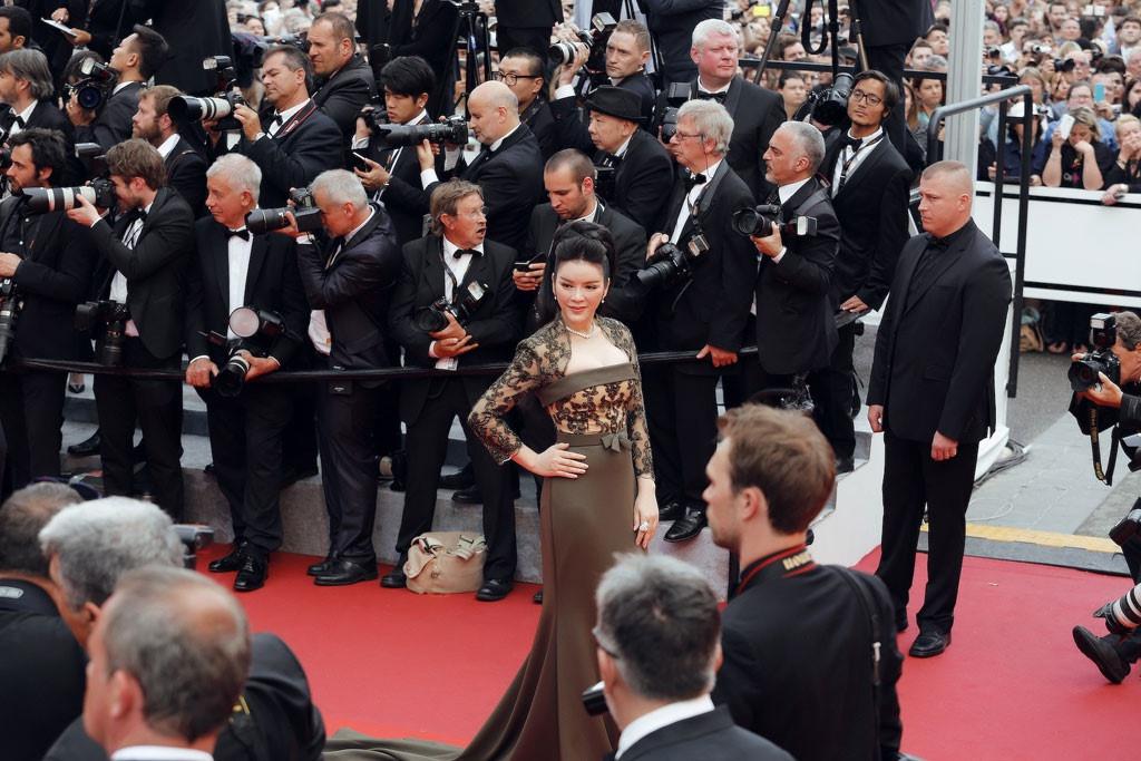 Lý Nhã Kỳ xuất hiện váy áo tiền tỷ mà vẫn bị 'ngó lơ' tại LHP Cannes - Ảnh 1.