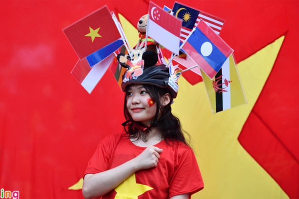 Chung kết bóng đá nữ Sea Games Việt Nam - Thái Lan: Không khí tưng bừng, đội hình ra sân cân sức - Ảnh 3.