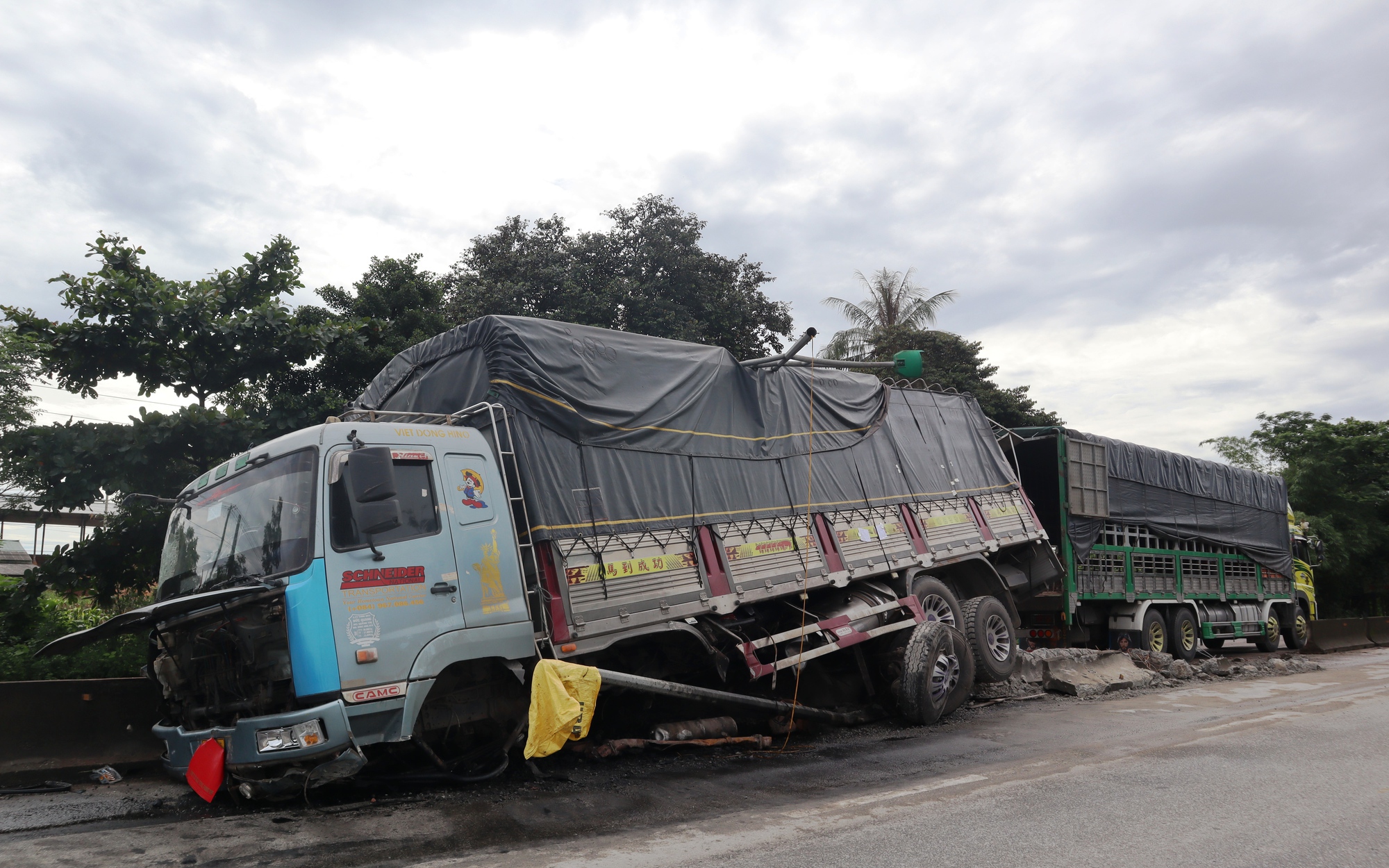 Thừa Thiên Huế: Đâm đuôi xe đầu kéo lúc rạng sáng, xe tải mất lái cày nát giải phân cách